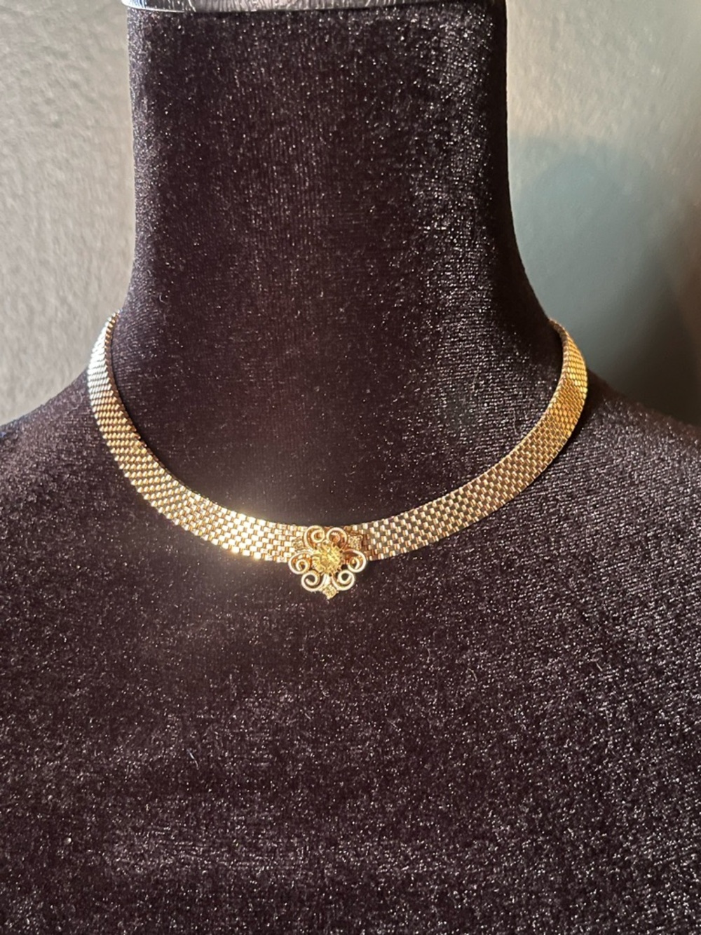 Vintage Gold Mesh Choker Necklace with Decorative Filigree Center